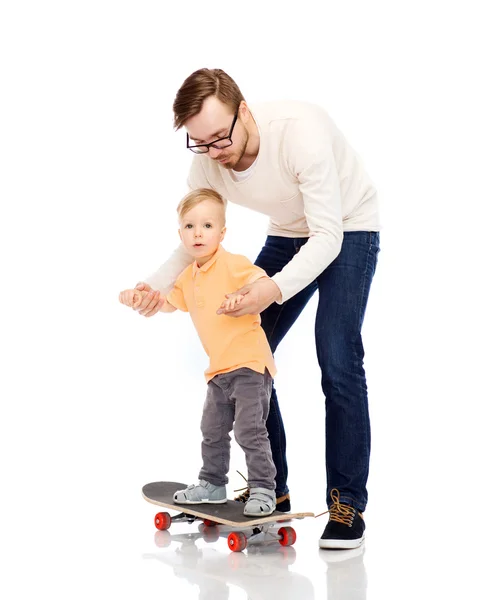 Gelukkig vader en zoontje op skateboard — Stockfoto