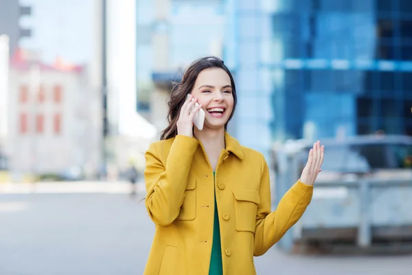 Sonriente joven mujer o niña llamando en el teléfono inteligente — Foto de Stock