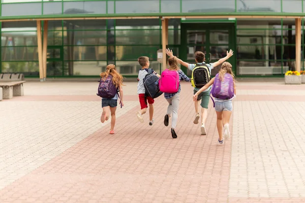 Ομάδα ευτυχισμένος Δημοτικό σχολείο οι μαθητές τρέχουν — Φωτογραφία Αρχείου