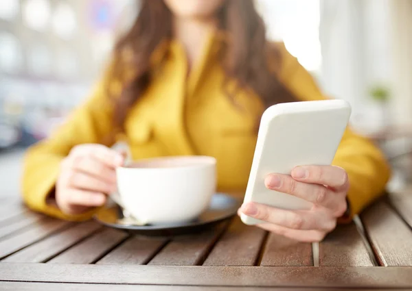 Primer plano de la mujer mensajes de texto en el teléfono inteligente en la cafetería —  Fotos de Stock
