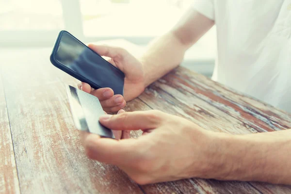 Detailní záběr rukou s chytrý telefon a kreditní karty — Stock fotografie