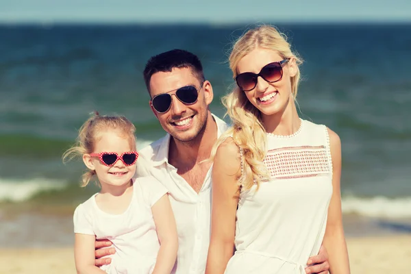 Familia feliz en gafas de sol en la playa de verano —  Fotos de Stock