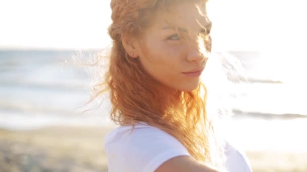 Mujer feliz tomando selfie con smartphone en la playa — Vídeo de stock