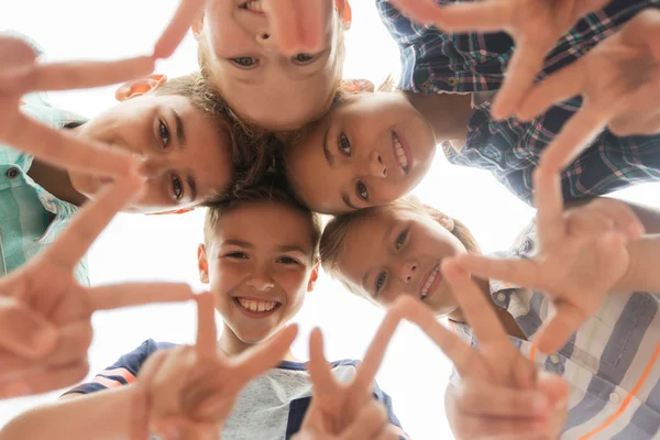 Grupo de niños felices mostrando v signo en círculo —  Fotos de Stock