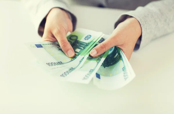 Närbild på kvinna händer räknar euro pengar — Stockfoto