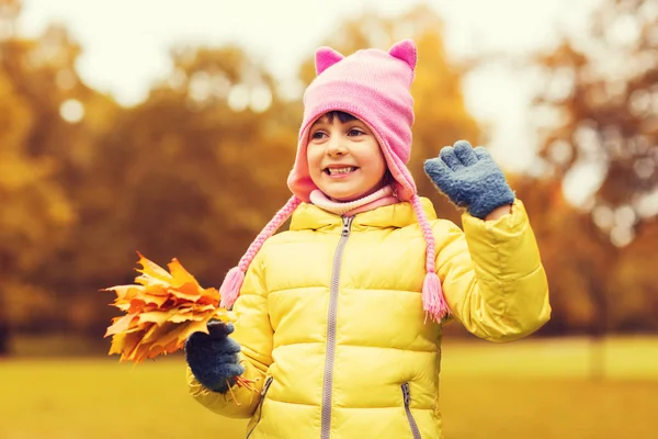 Glücklich schöne kleine Mädchen Porträt im Freien — Stockfoto