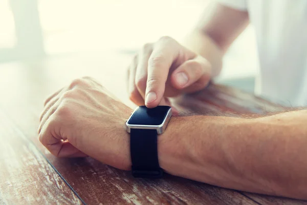 Nahaufnahme von männlichen Zeigern, die Smart Watch einstellen — Stockfoto