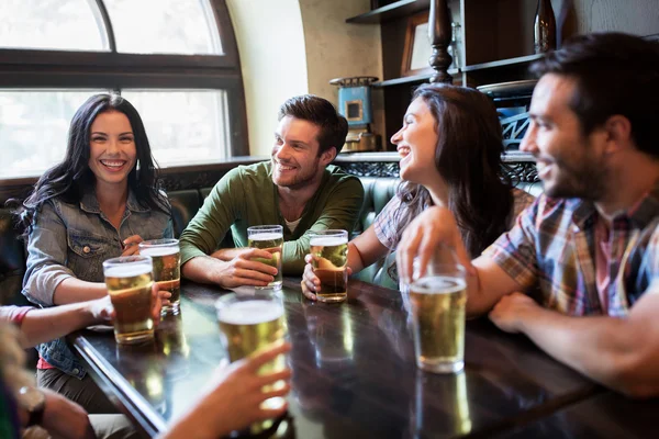 Mutlu arkadaş, bira içmek bar veya pub — Stok fotoğraf