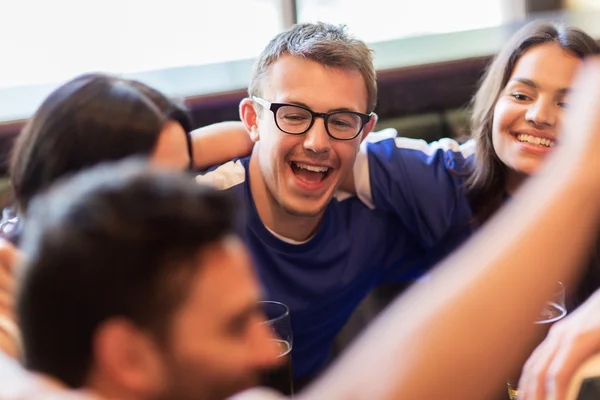 Tifosi di calcio o amici con birra allo sport bar — Foto Stock