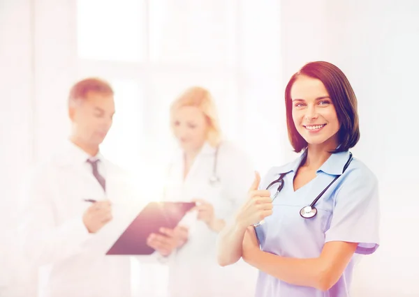 Jeune femme médecin avec stéthoscope — Photo