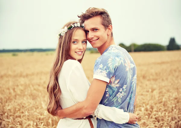 Heureux sourire jeune hippie couple à l'extérieur — Photo