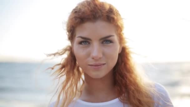 Heureux jeune rousse femme visage sur la plage — Video