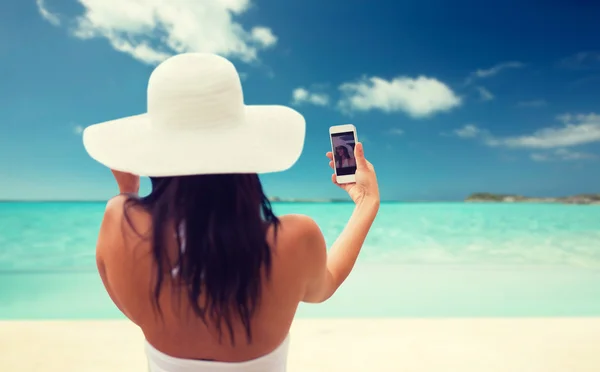 Mulher tomando selfie com smartphone na praia — Fotografia de Stock