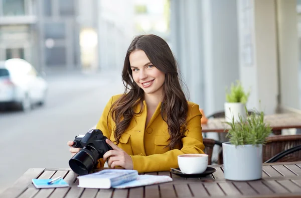 Šťastný turistické žena s kamerou v city café — Stock fotografie