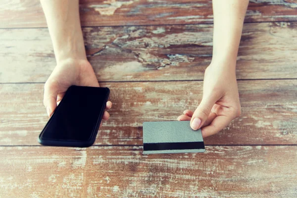 Close up of hands with smart phone and credit card — Stock Photo, Image