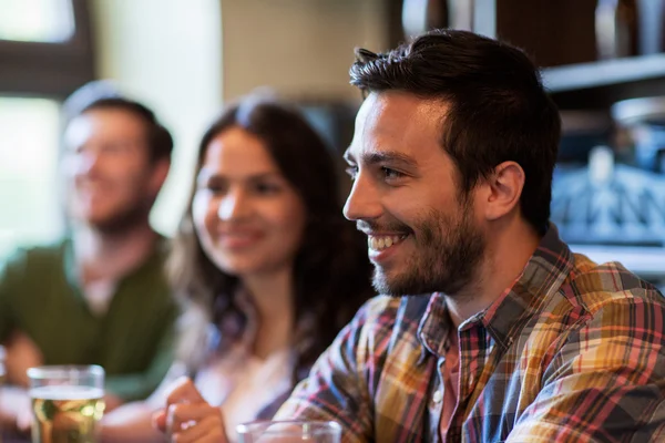 Amici felici che bevono birra al bar o pub — Foto Stock