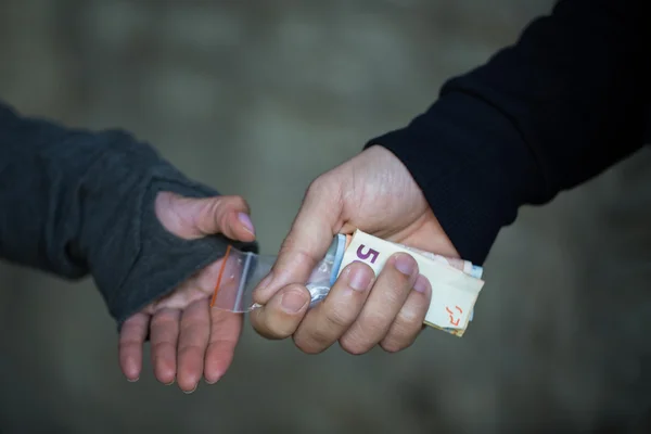 Close-up de dose de compra de viciado de traficante de drogas — Fotografia de Stock