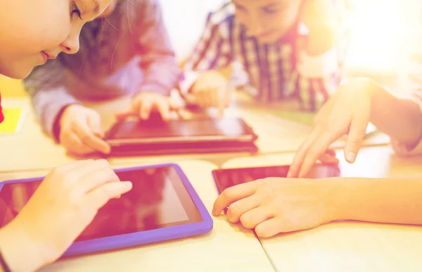 Primer plano de los niños de la escuela que juegan con la tableta PC — Foto de Stock