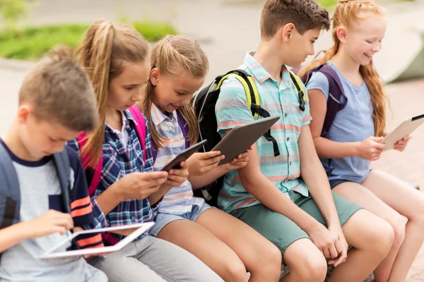 Groupe d'élèves heureux de l'école primaire parler — Photo