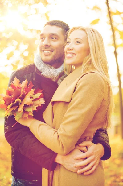 Romantisch paar in de herfst park — Stockfoto