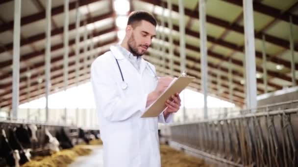 외양 간 유제품 농장에서 젖소 수 의사 — 비디오