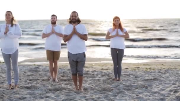 Ομάδα ανθρώπων κάνει ασκήσεις γιόγκα στην παραλία — Αρχείο Βίντεο