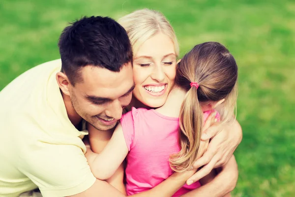 Família feliz abraçando ao ar livre — Fotografia de Stock