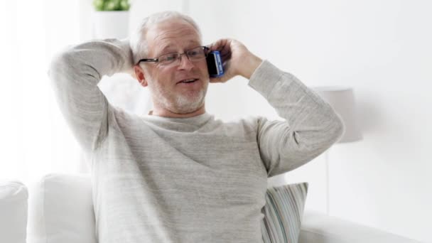 Homem sênior feliz chamando no smartphone em casa — Vídeo de Stock