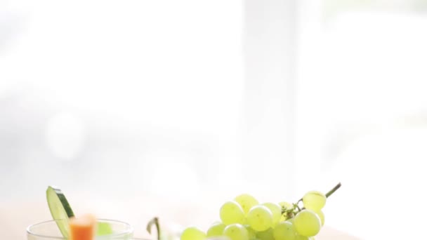 Vasos de jugo, verduras y frutas sobre la mesa — Vídeos de Stock