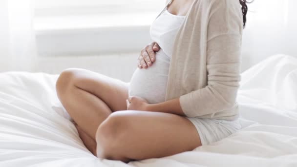 Glücklich schwangere Frau berührt ihren Bauch zu Hause 54 — Stockvideo