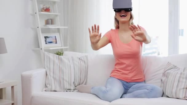 Mujer con auriculares de realidad virtual o gafas 3D — Vídeo de stock