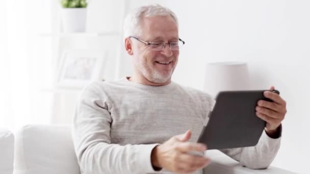 Пожилой человек, имеющий видеозвонок на планшетном компьютере дома 86 — стоковое видео