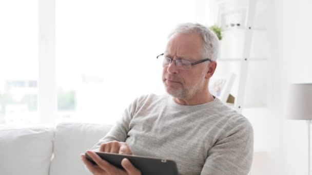 Homem idoso com tablet pc em casa 111 — Vídeo de Stock