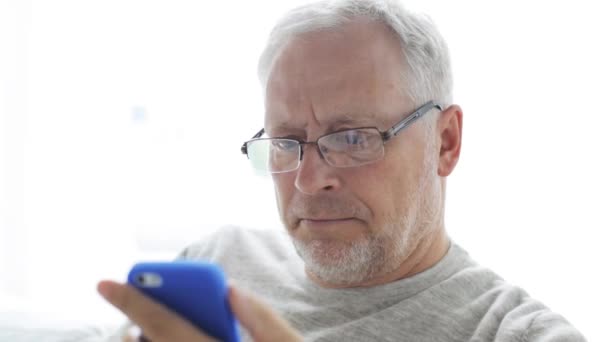Ευτυχισμένος ανώτερος άνθρωπος καλώντας στο smartphone στο σπίτι 24 — Αρχείο Βίντεο