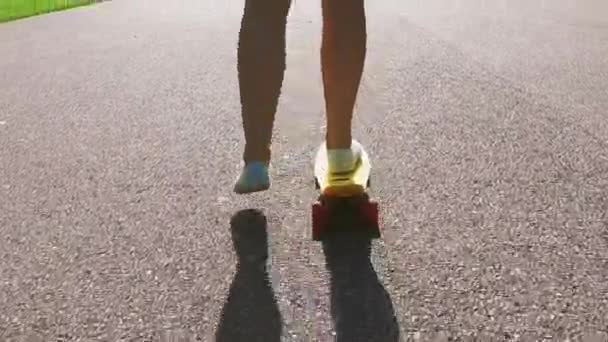 Dospívající dívka nohy jezdecké krátké moderní skateboard — Stock video