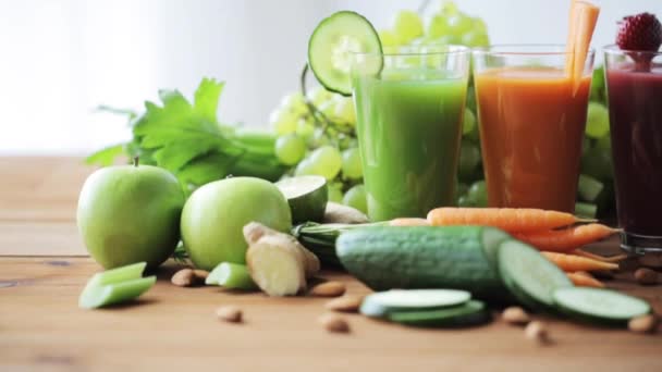 Copos de suco, legumes e frutas na mesa — Vídeo de Stock