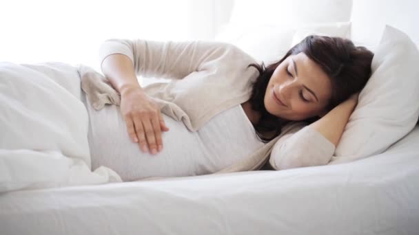 Heureux enceinte femme toucher son ventre à la maison 58 — Video