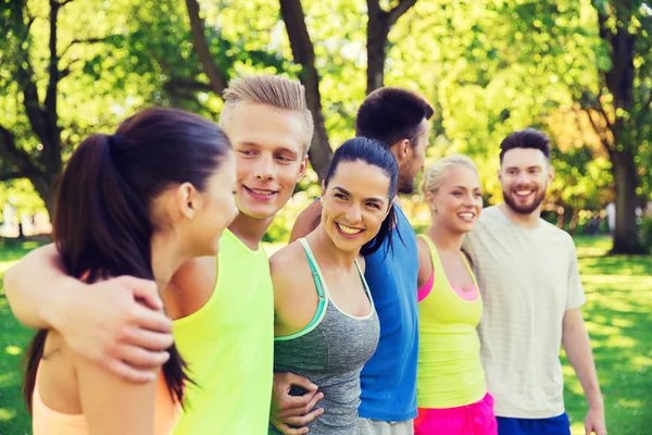 Gruppo di amici felici o sportivi all'aperto — Foto Stock