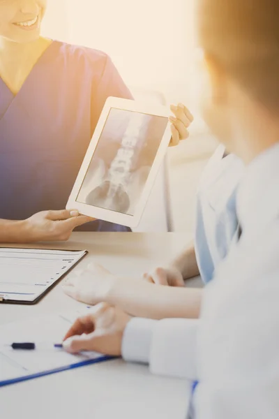 Primer plano de los médicos felices con rayos X en el hospital — Foto de Stock