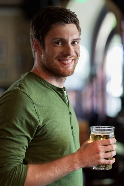 Gelukkig man drinken bier bij bar of pub — Stockfoto