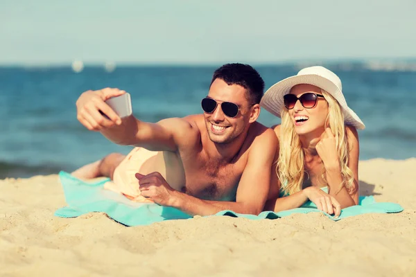 Feliz pareja en traje de baño caminando en la playa de verano —  Fotos de Stock