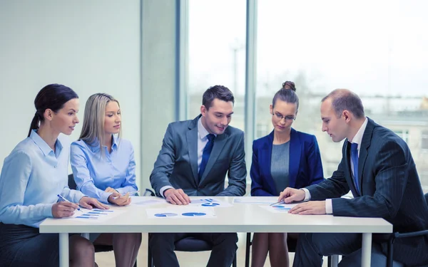 Equipe de negócios com documentos em discussão — Fotografia de Stock