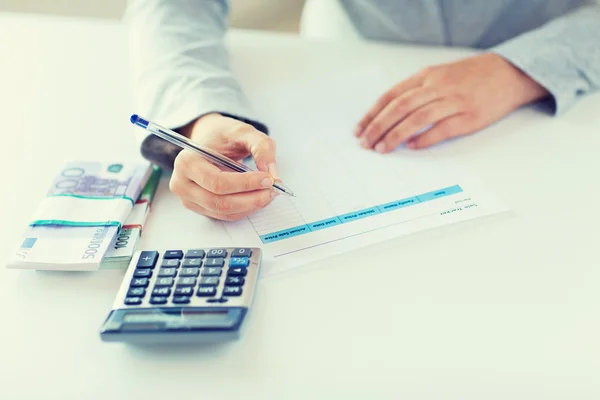 Fechar as mãos contando dinheiro com calculadora — Fotografia de Stock