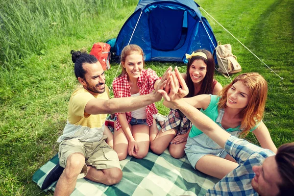 Amici felici fare cinque al campeggio — Foto Stock