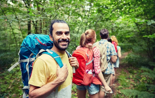 Grupo de amigos sonrientes con mochilas senderismo — Foto de Stock