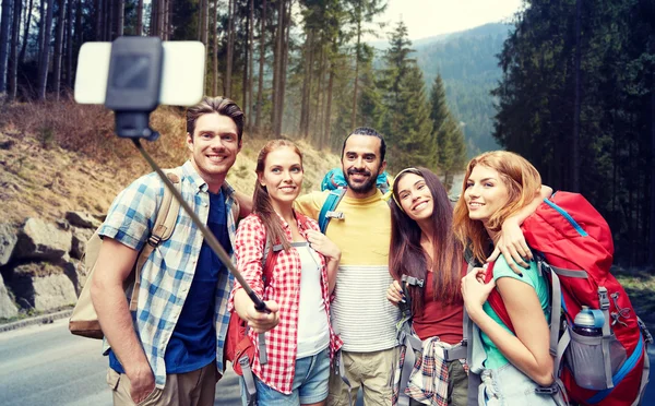 Vänner med ryggsäcken ta selfie av smartphone — Stockfoto