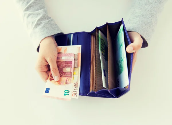 Close up de mãos de mulher com carteira e dinheiro do euro — Fotografia de Stock