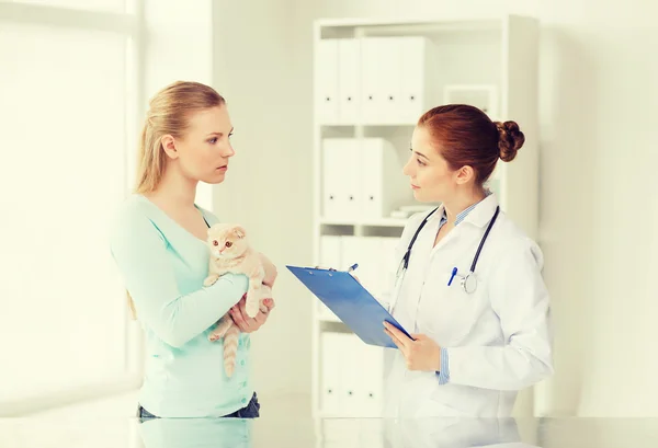 Woman with cat and doctor at vet clinic — Φωτογραφία Αρχείου