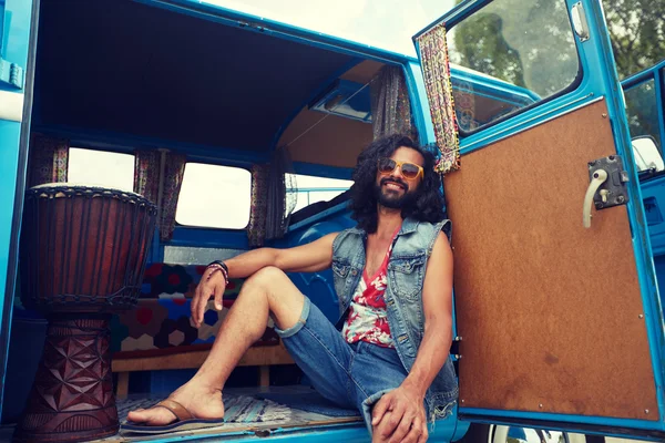 Lachende jonge hippie man in minivan auto — Stockfoto