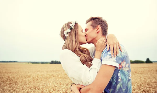 Feliz jovem hippie casal beijando no campo — Fotografia de Stock